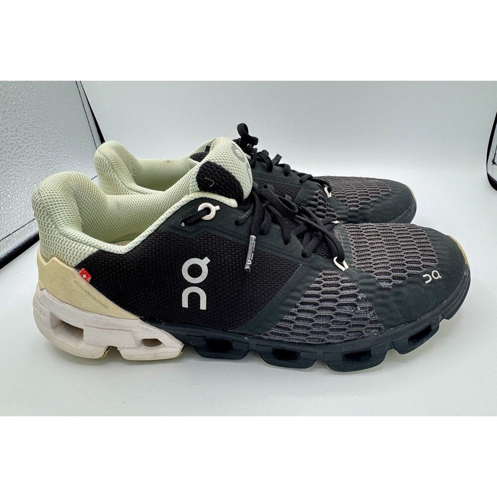 On Cloud Helion Cloudtec Women’s 9 Athletic Running Shoes Sneakers Black Cream